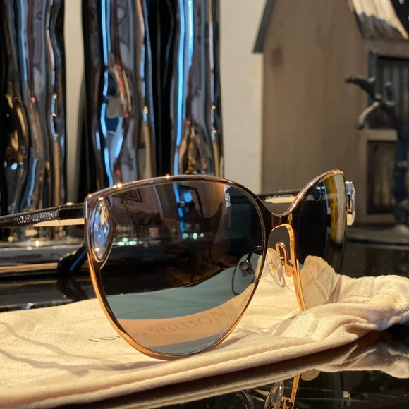Louis Vuitton Accessories - Louis Vuitton Gold Frame Brown Gradient Lens Sunglasses